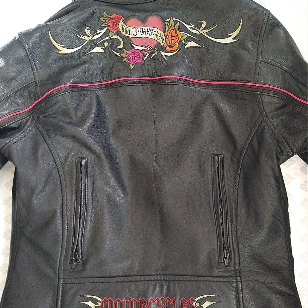 Harley Davidson leather jacket ,small, convertible to summer jacket. Rare find.